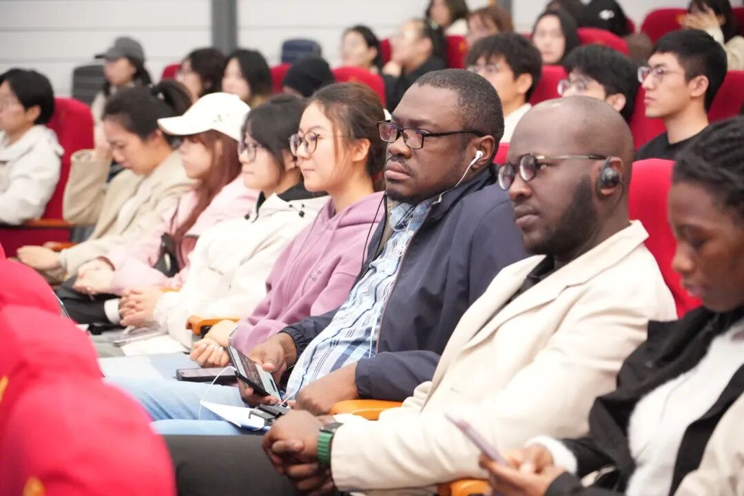 20251106 沙特审计院院长胡萨姆·阿兰卡里先另行通知生受聘beat365vip官网登录入口荣誉教授仪式 (12).JPG