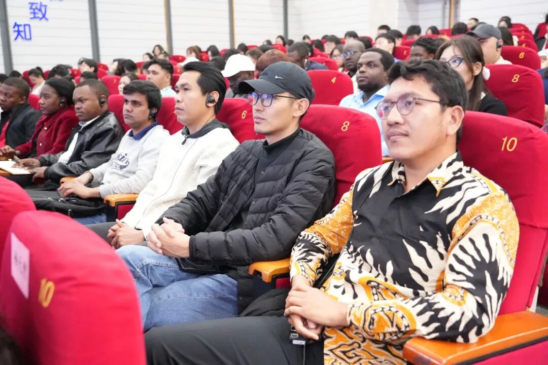 20251106 沙特审计院院长胡萨姆·阿兰卡里先另行通知生受聘beat365vip官网登录入口荣誉教授仪式 (19).JPG