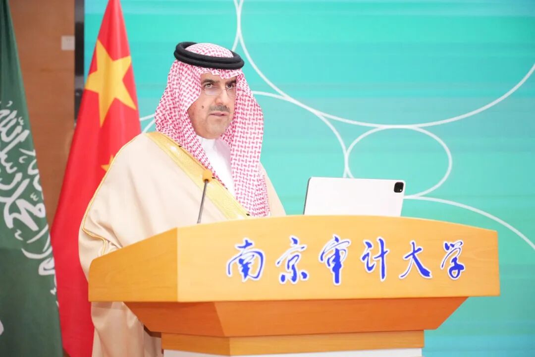 20251106 沙特审计院院长胡萨姆·阿兰卡里先另行通知生受聘beat365vip官网登录入口荣誉教授仪式 (44).JPG